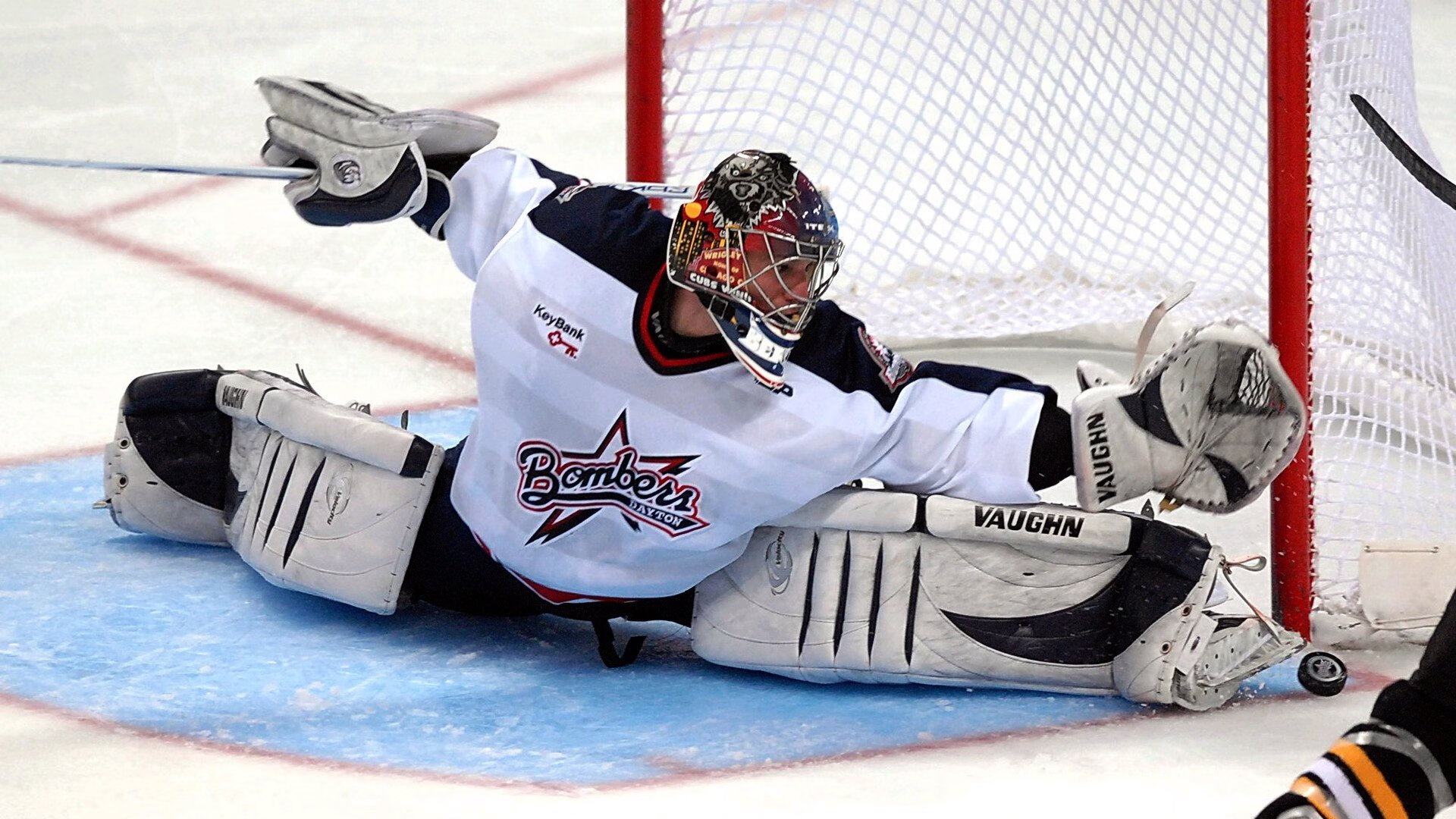 开云竞猜官网-《湖人防守端表现不佳，需加强防守策略》，湖人防守最好的球员